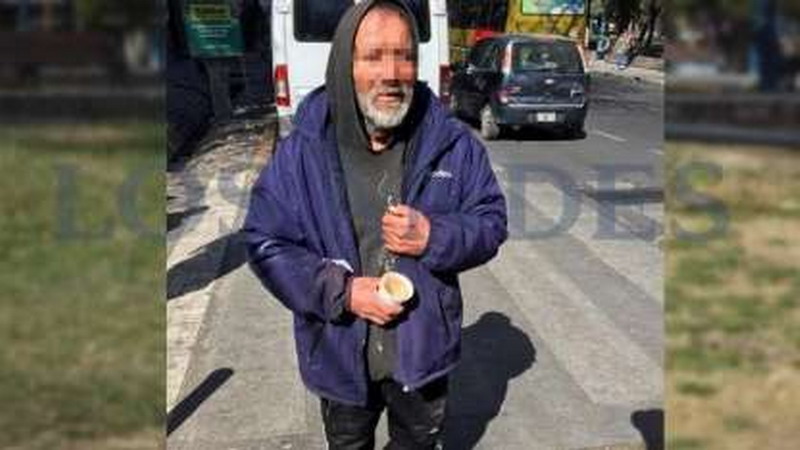 Vendió las zapatillas que le dieron policías en la plaza Independencia y compró vino