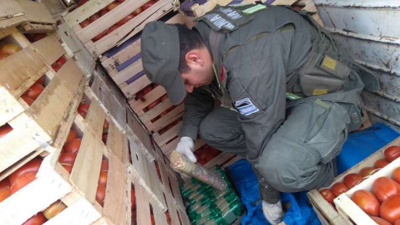 Ocultaba entre frutas y verduras 215 kilos de hojas de coca