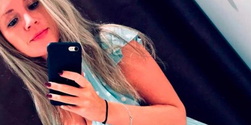 Se le cayó el celular al agua mientras se bañaba y murió electrocutada