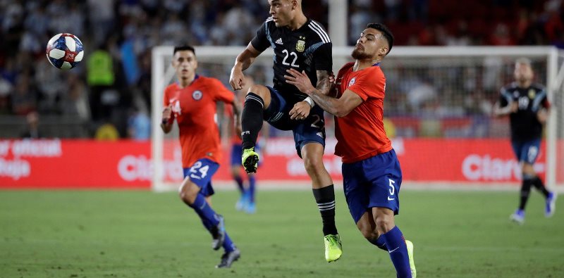 Argentina empató con Chile en un amistoso con mucha pierna fuerte y poco juego
