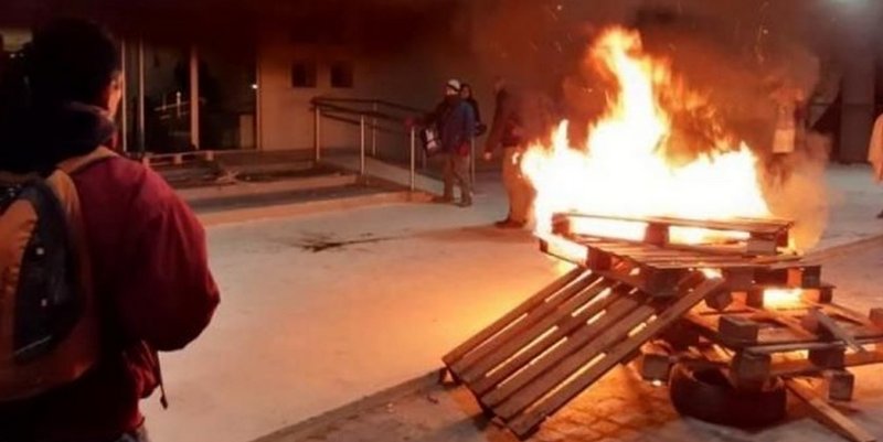 Chubut: incidentes tras la muerte de dos docentes que volvían de una protesta al volcar el auto