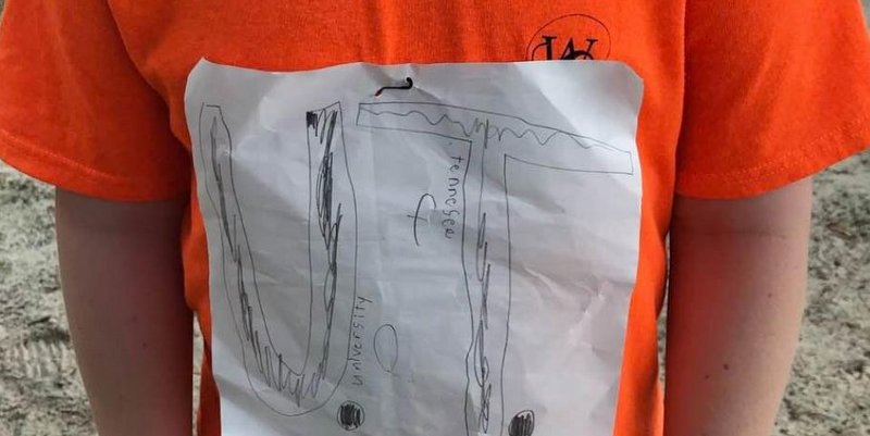 Sufrió bullying por dibujar la camiseta de su equipo a mano y ahora se convirtió en un diseño original
