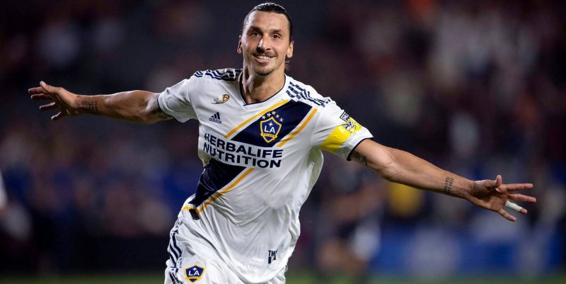 Zlatan Ibrahimovic quiere jugar en Boca y los dirigentes del Xeneize ya negocian con su representante