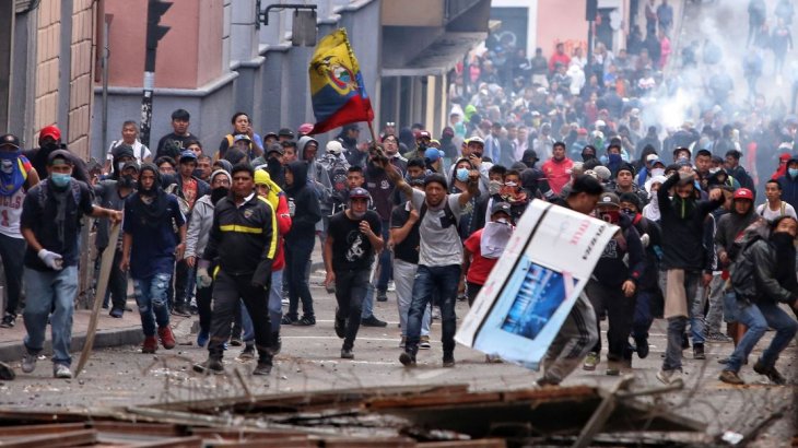 Sube la tensión en Ecuador: manifestantes ingresaron al Parlamento y fueron reprimidos