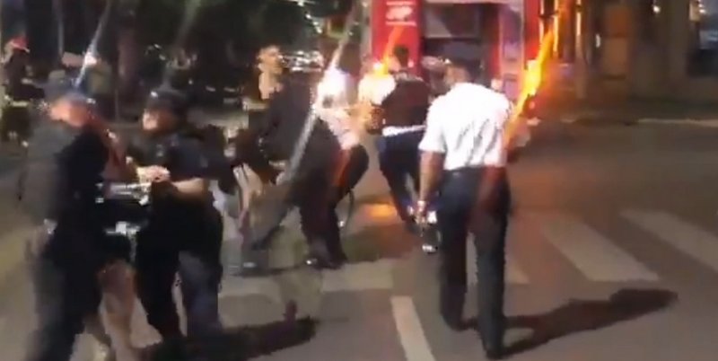 Manguerazos y forcejeos: así fueron las detenciones en Plaza Chile