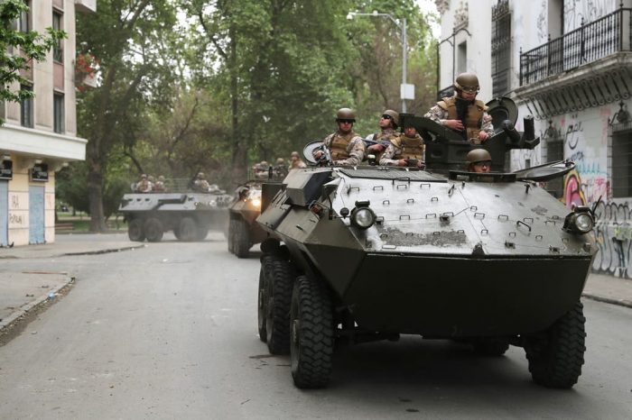 Cortes de luz, muertos, vuelos cancelados y comercios cerrados tras el violento estallido en Chile