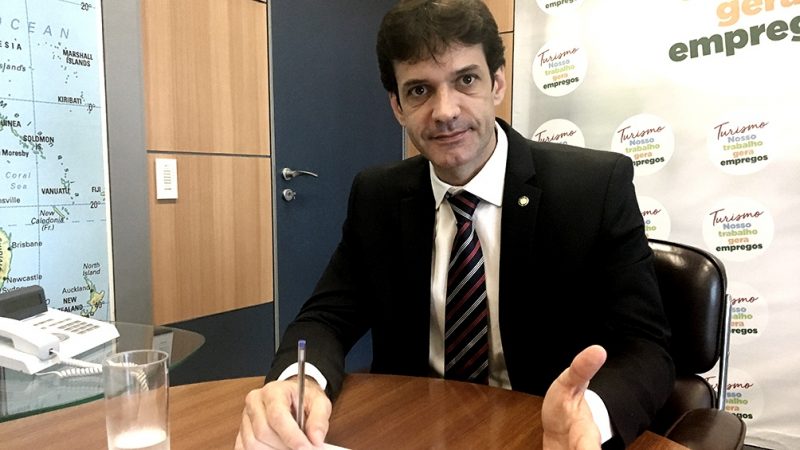 Acusan a un ministro de desviar dinero en campaña, pero Bolsonaro lo sostiene en su cargo