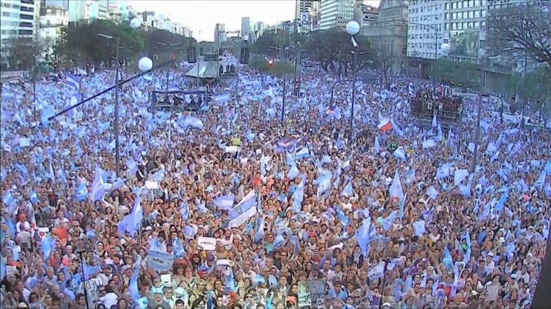 Marcha del Millón en vivo: con un Obelisco colmado, Macri arranca el acto central