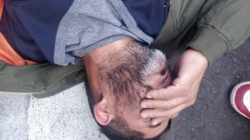 Brutal agresión a periodistas en la marcha hacia el Consulado de Chile
