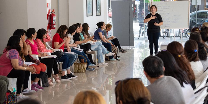 Continúa con gran éxito el curso de lenguaje de señas
