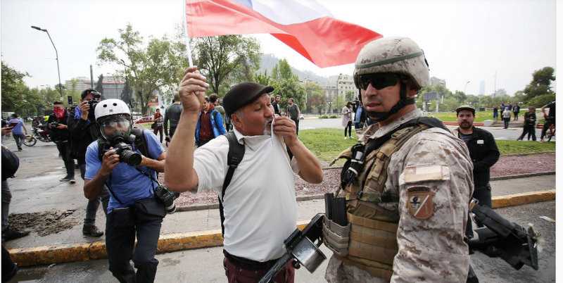 Chile: los manifestantes desafían a los militares y hay tiros, fuego y bombas de estruendo