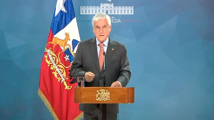 Sebastián Piñera suspendió el aumento del boleto del Metro de Santiago de Chile