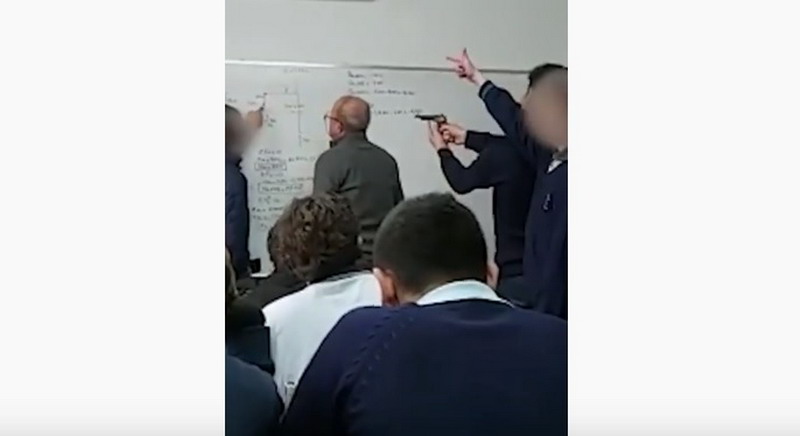 Video, un profesor daba clases y un alumno le apuntó con un arma
