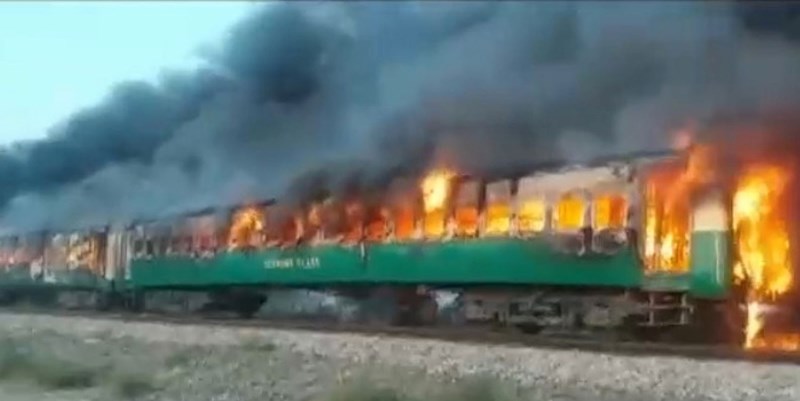Tragedia en Pakistán: más de 71 muertos en un incendio de un tren de pasajeros