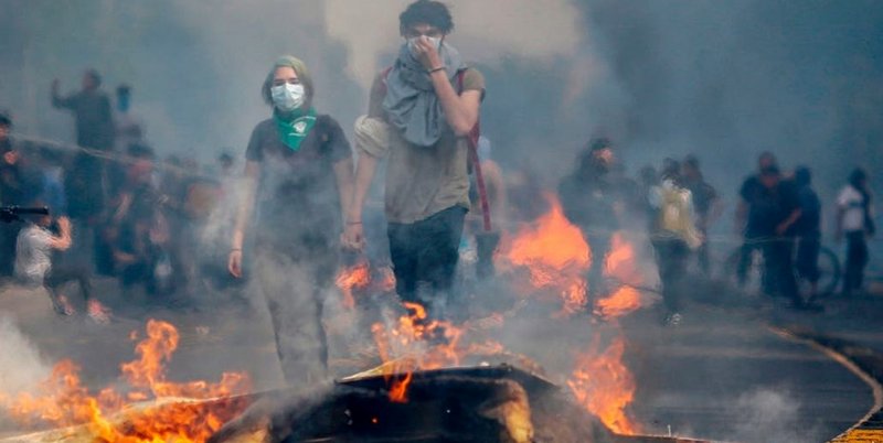 Crisis en Chile: continúan los enfrentamientos entre manifestantes y la policía