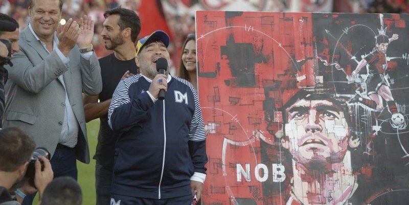 Histórico recibimiento a Maradona