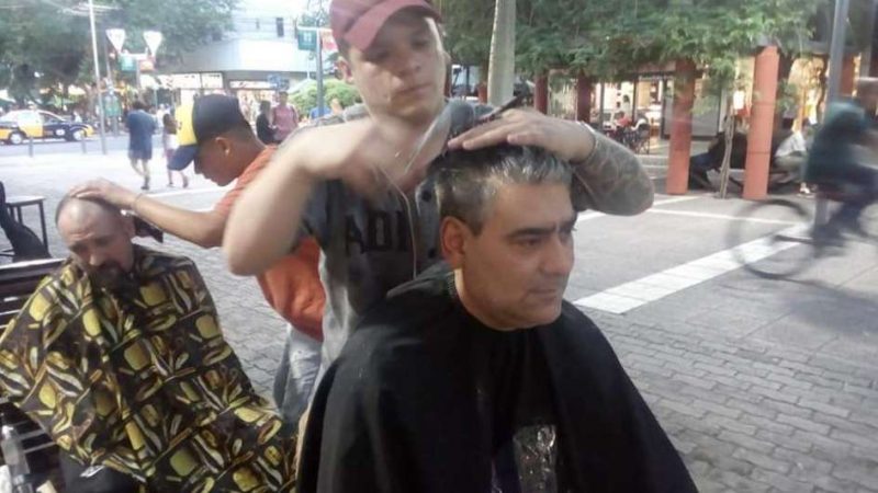 Un grupo de chicos cortaron gratis el pelo a indigentes en la peatonal de Mendoza