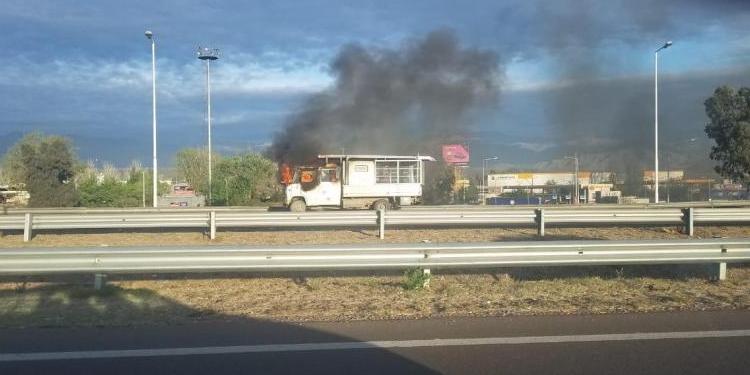 Se incendió un camión en el Acceso Sur y causó pánico en conductores