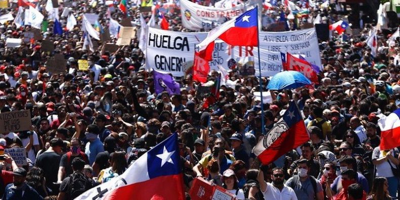 Chile: una marcha multitudinaria pide en Santiago la renuncia de Piñera