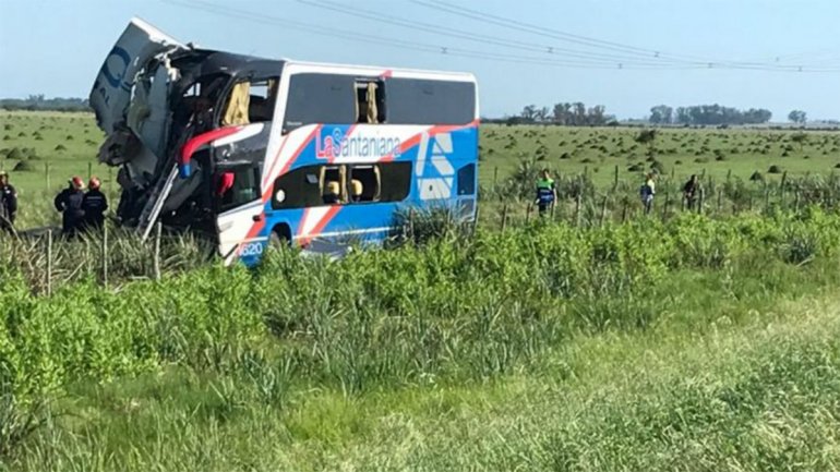 Choque brutal entre un colectivo y un camión: cuatro muertos y decenas de heridos