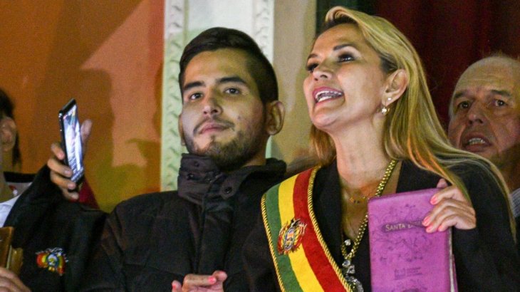 Bolivia: gobierno de facto convoca a elecciones y proscribe a Evo Morales y García Linera