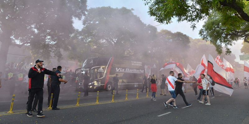 El plantel agradeció con aplausos el banderazo