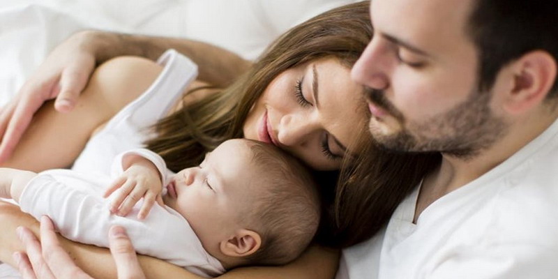 Confirman que los padres de bebés duermen hasta 750 horas menos