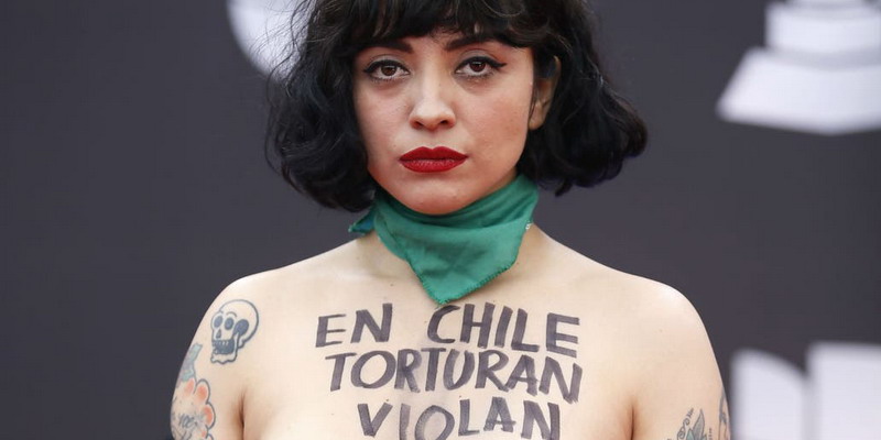 Latin Grammy: Mon Laferte protestó y se desnudó por la crisis en Chile