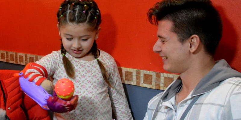 Padre e hijo le cumplen el sueño a cientos de personas que no tienen manos