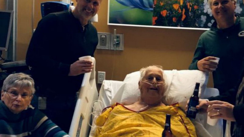 En su lecho de muerte con una cerveza en la mano compartida en familia