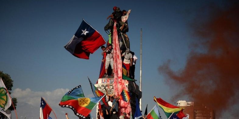 Chile: un joven murió tras caer de una estatua durante las protestas