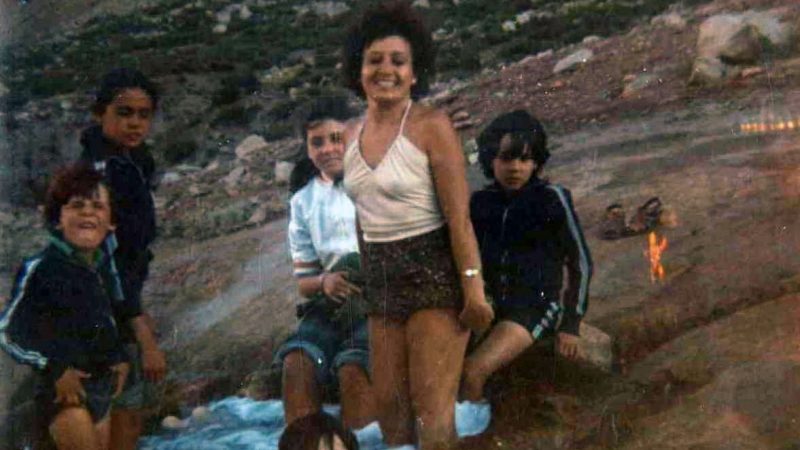 El médico que fotografió un “enanito verde” junto a su familia y la banda de rock que se inspiró en la increíble historia