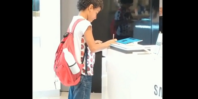 Un nene entró a negocio, pidió prestada una tablet para hacer la tarea y se volvió viral