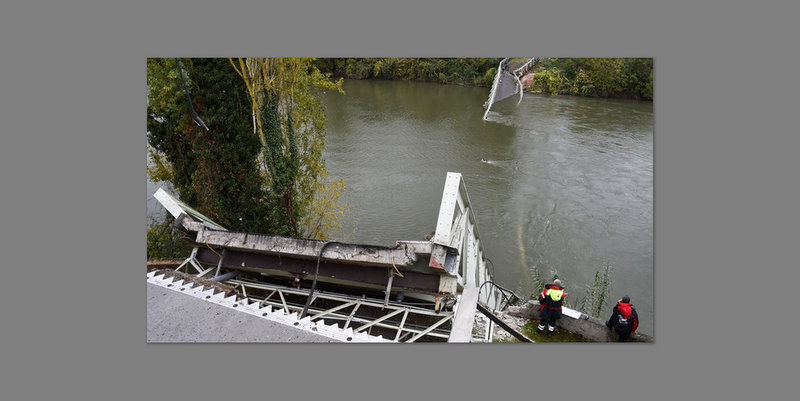 Dos muertos al hundirse un puente colgante en Francia