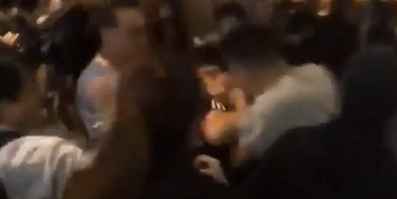 Un hombre le arrancó la oreja de un mordisco a un concejal en Hong Kong