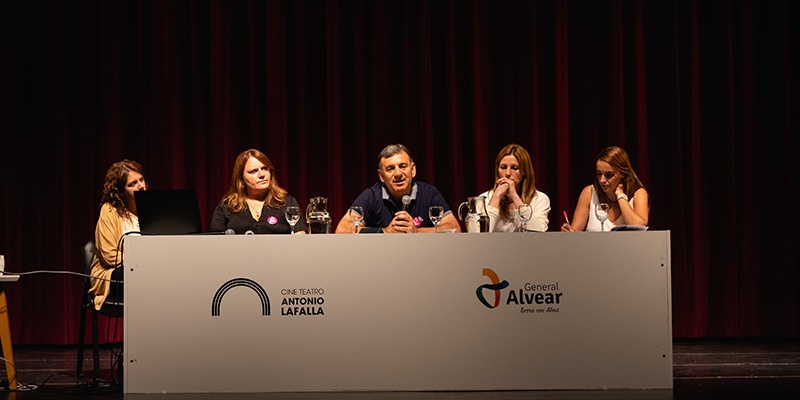 Fabio Páez brindó su charla testimonio en el Teatro Antonio Lafalla