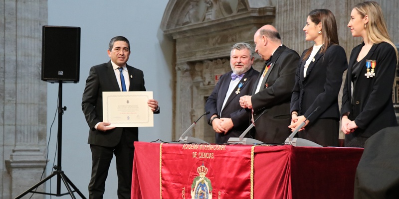 En España distinguieron al intendente Marcolini