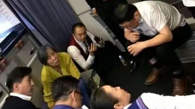 Un médico succionó la orina de un pasajero con problemas de vejiga durante un vuelo y le salvó la vida