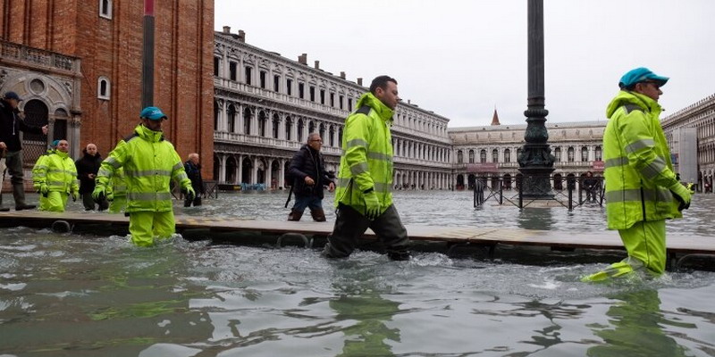 El agua volvió a inundar Venecia y el alcalde señaló que la ciudad “está devastada”