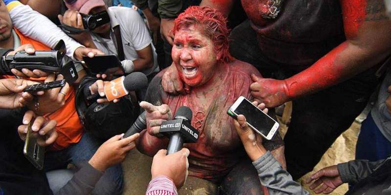 Alcaldesa humillada en Bolivia: le tiraron pintura y le cortaron el pelo