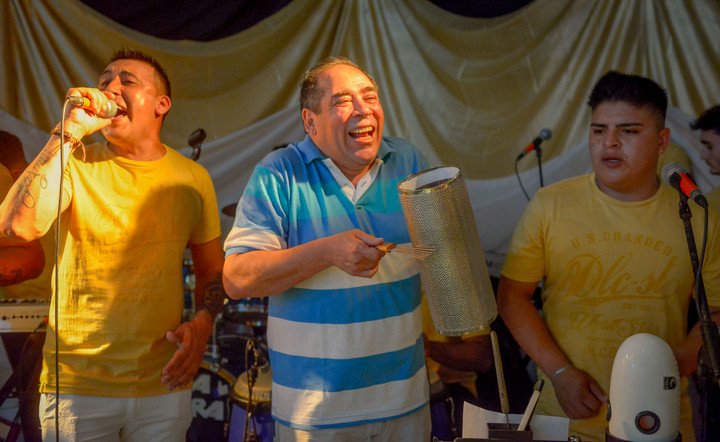 Millonario para todos: ganó una fortuna en el Quini, no se escondió y armó una fiesta para sus vecinos