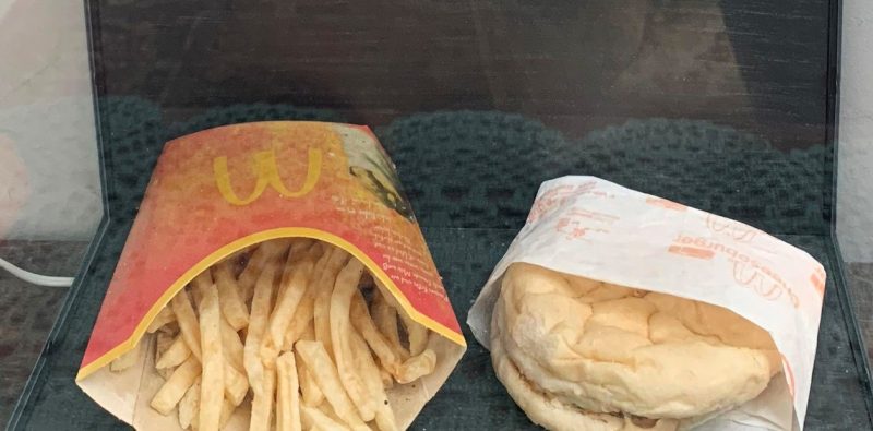 Mirá cómo “custodian” la última hamburguesa con papas de McDonald’s en Islandia