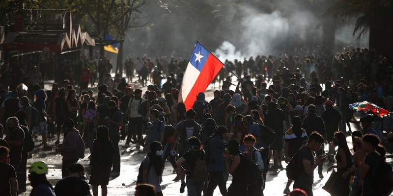 Chile: el dólar se dispara a cifra récord y se estudia intervención oficial
