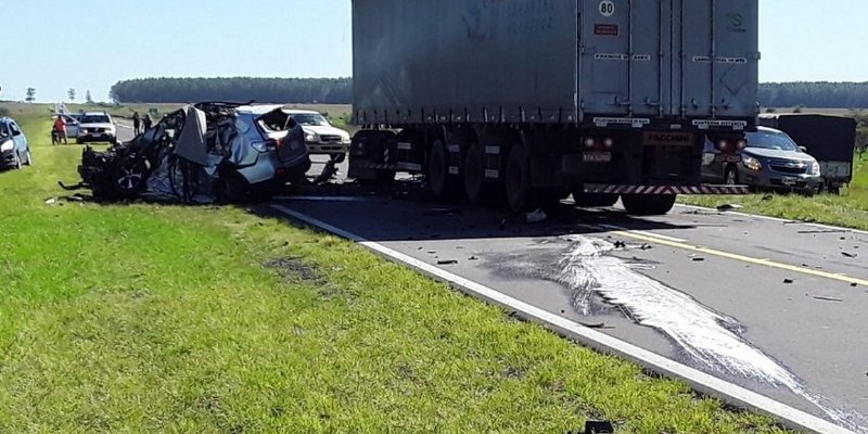 Murió una familia entera tras chocar de frente contra un camión
