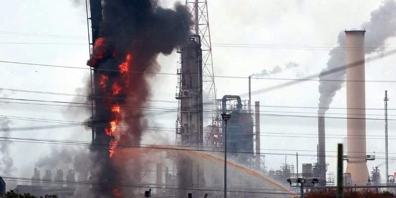 Explota una refinería en Texas y se desata incendio