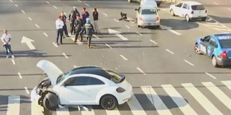 Un futbolista se metió a contra mano por el Obelisco y chocó a un auto