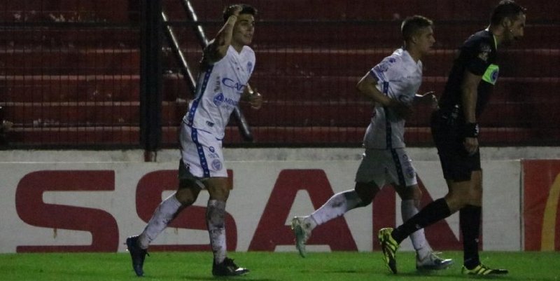 Godoy Cruz ganó en Paraná y salió del fondo