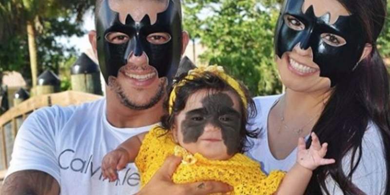 Operan a la beba con “máscara de Batman”: su familia compartió las primeras imágenes