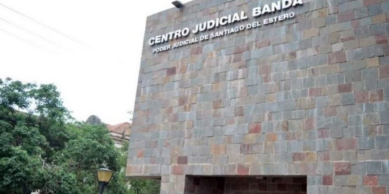 Violaba a su hijastra de 6 años mientras la llevaba a la escuela