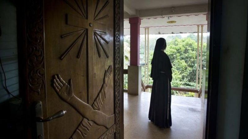 Cerrarán un convento porque la Madre Superiora se enamoró y comenzó un noviazgo